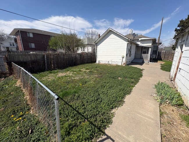 Building Photo - Charming & Spacious 2-Bedroom Home with Private Backyard and Garage Parking