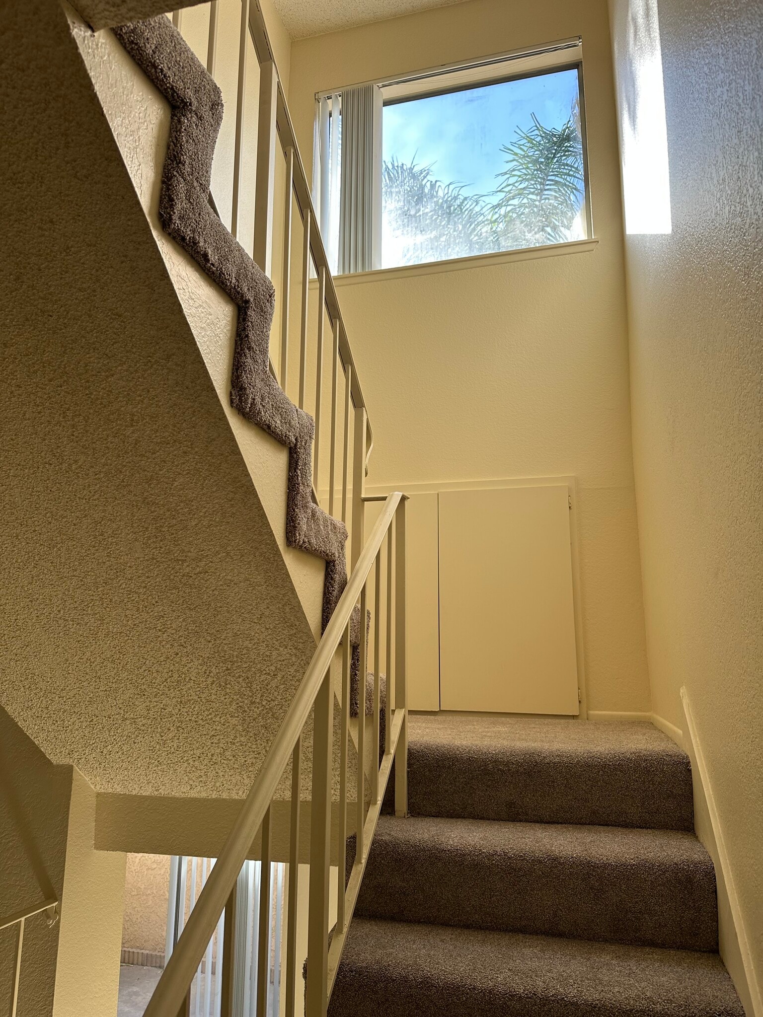 Building Photo - 2046 S Bon View Ave