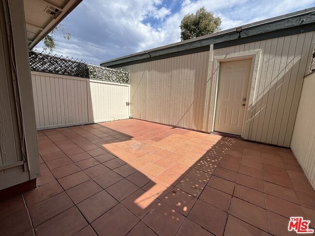 Building Photo - 10574 Sunland Blvd