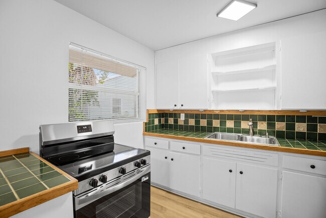Building Photo - 401 42nd St