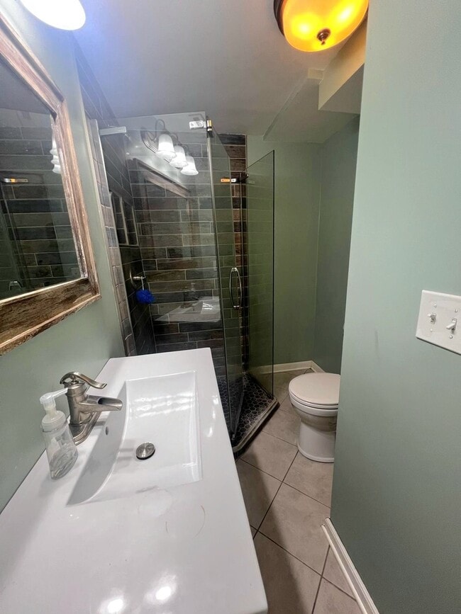 Building Photo - 717 E Clarendon Dr