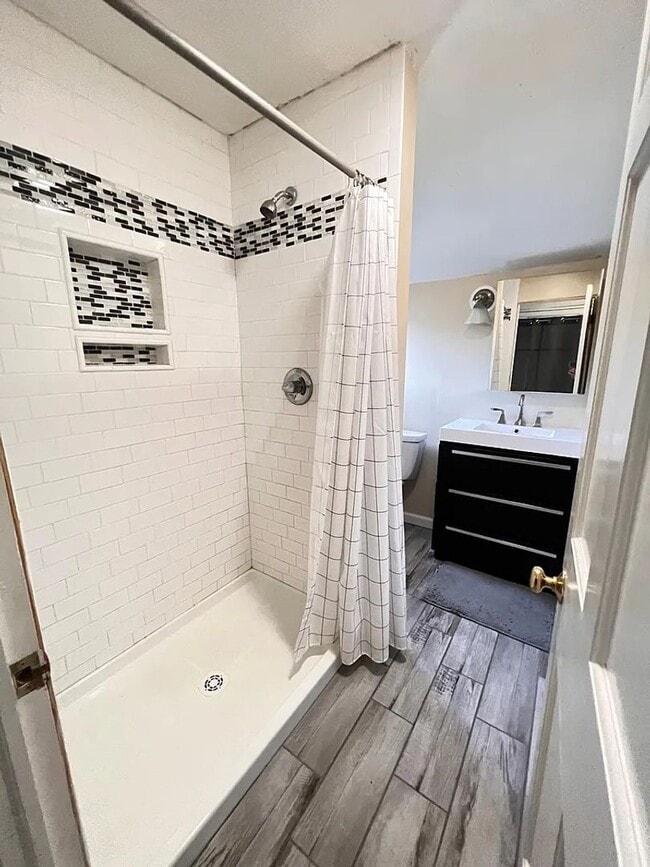 Building Photo - Stunning 4-Bedroom Single Family Home in Hatboro! Available mid-April!