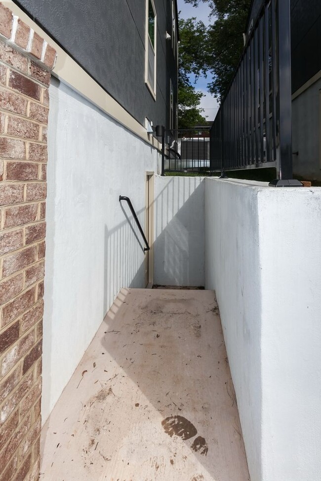 Building Photo - 209 Burnet St