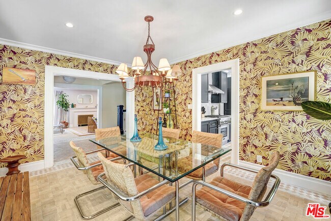 Building Photo - 2049 N Berendo St