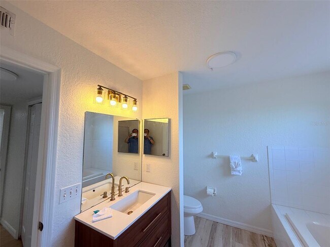 Building Photo - 13917 Fairway Island Dr