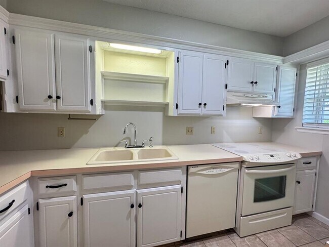 Building Photo - 905 Rambling Oaks Dr