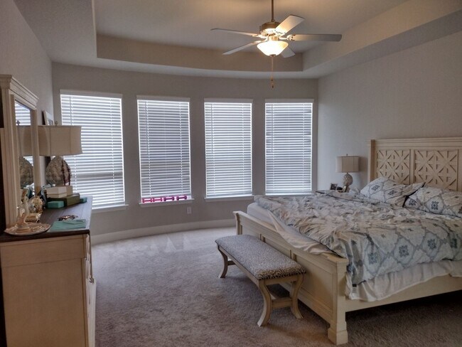 Building Photo - Beautiful 4 bedroom with a pool!!!