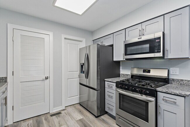 Building Photo - 1311 Kingsbury Dr