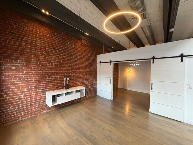Building Photo - 21 Wormwood St