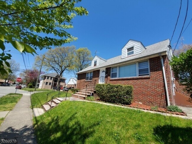 Primary Photo - 18 Howard Ave