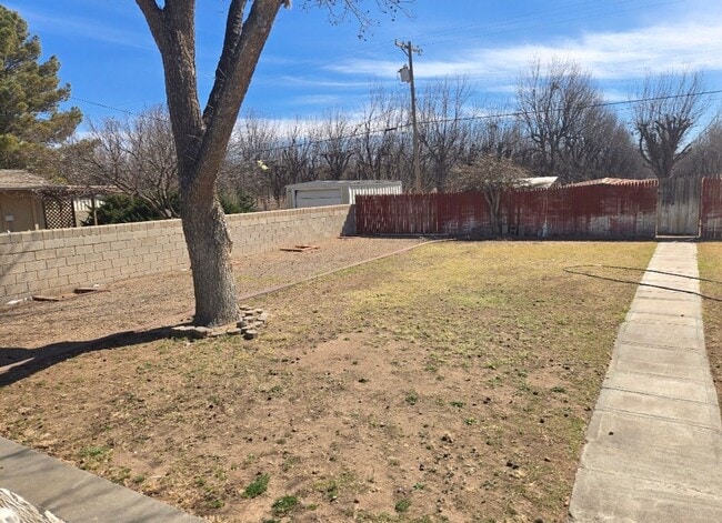 Building Photo - Furnished Three Bedroom Home With Flexible Lease Terms