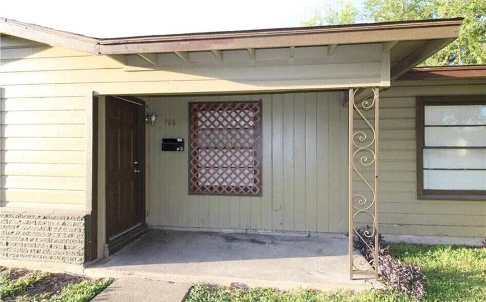 Building Photo - 706 E Polk Ave