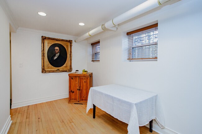 Building Photo - 622 W Briar Pl