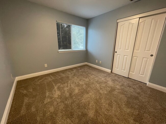 Building Photo - Freshly Updated & Move-In Ready