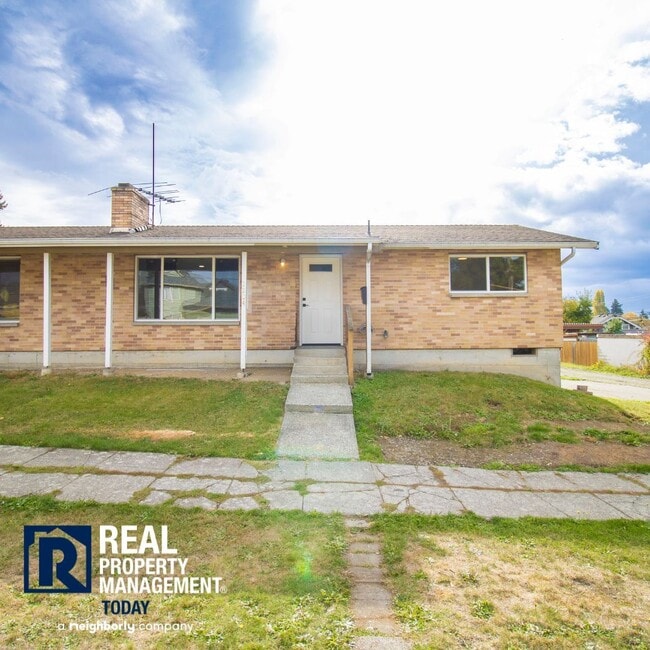 Primary Photo - Newly Remodeled Duplex In Tacoma!