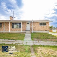 Building Photo - Newly Remodeled Duplex In Tacoma!
