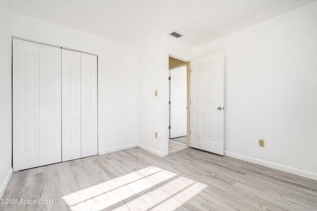 Building Photo - 557 Cox St