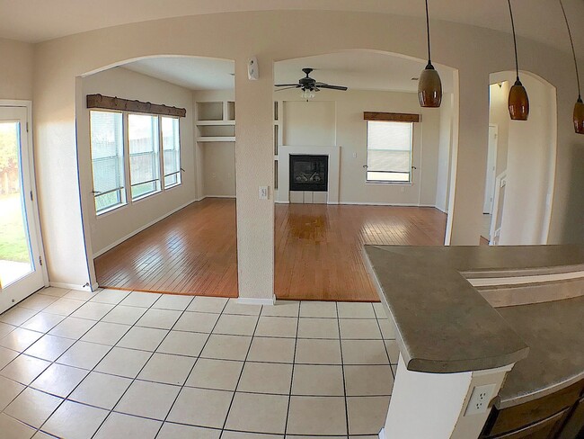 Building Photo - Northeast/Mesquite Hills 3Bed/2.5bath Refr...