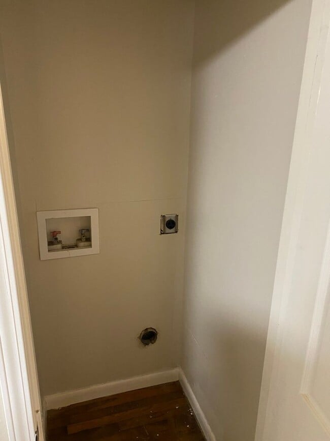 Building Photo - Convenient to NAS and Corry!