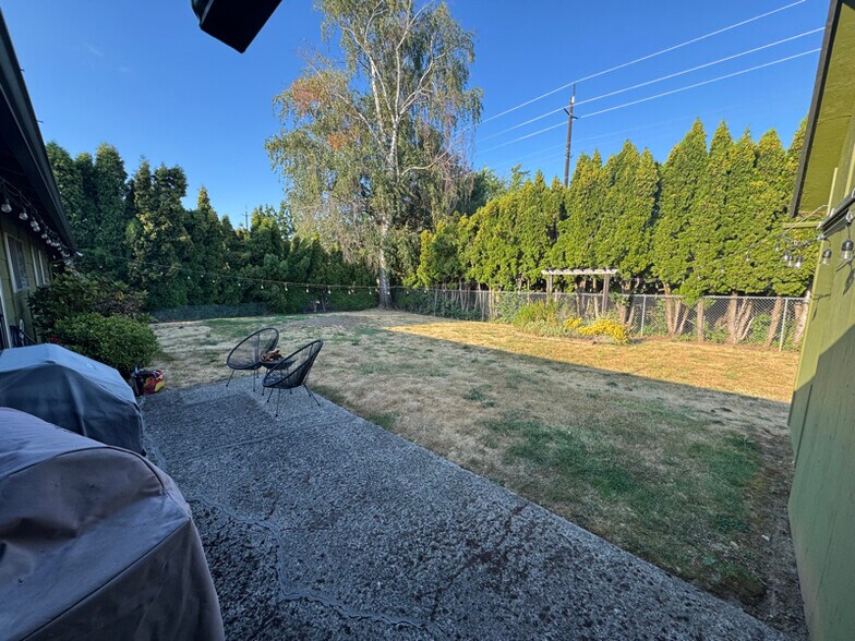 Building Photo - 3107 NW Lakeridge Dr