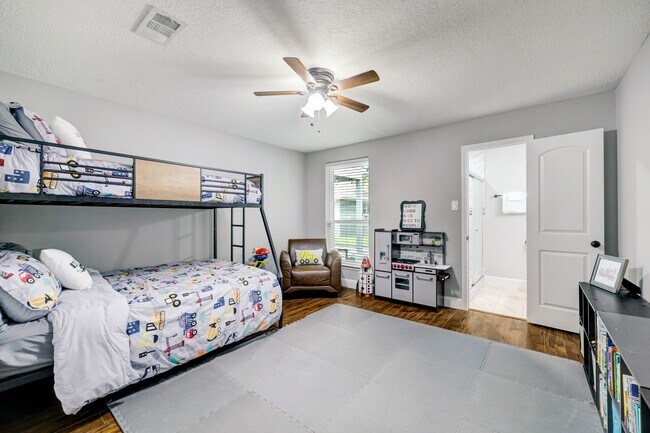 Building Photo - 10903 Hillcroft St