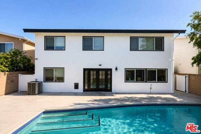 Building Photo - 18113 Bromley St