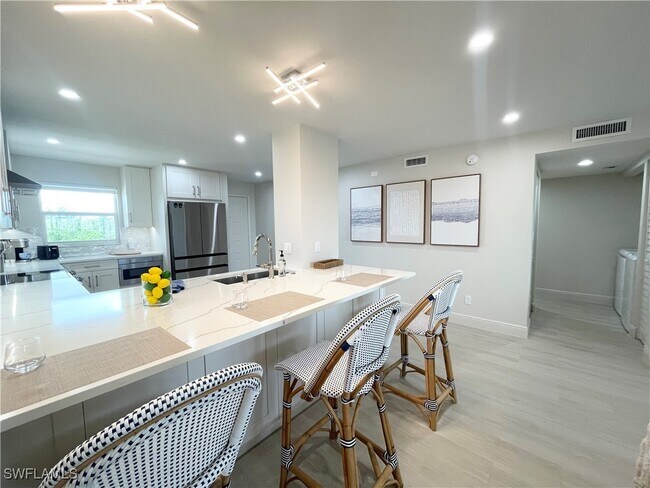 Building Photo - 12945 Vanderbilt Dr