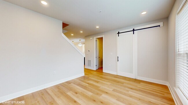 Building Photo - 314 E Lake St