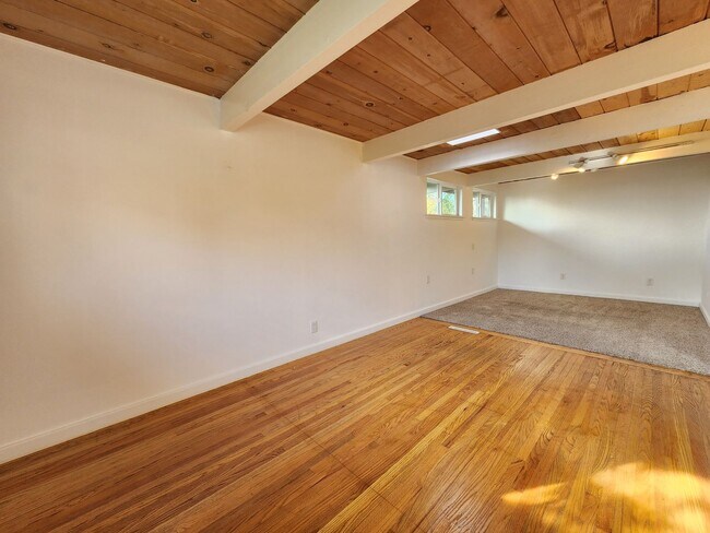 Building Photo - 2015 Cummings Dr