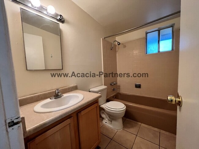 Building Photo - Two Bedroom/One Bath