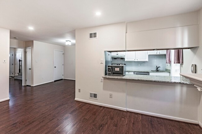 Building Photo - 3 bedroom, 2 bath townhome in Pike Creek
