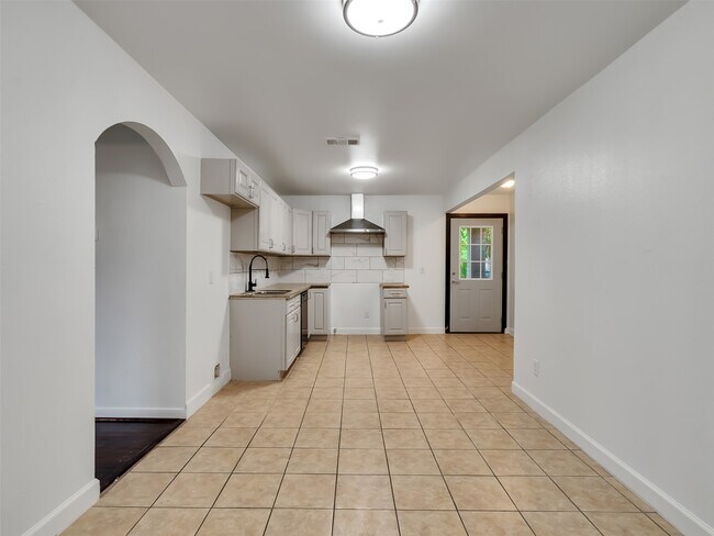 Building Photo - 4930 Holloway Dr