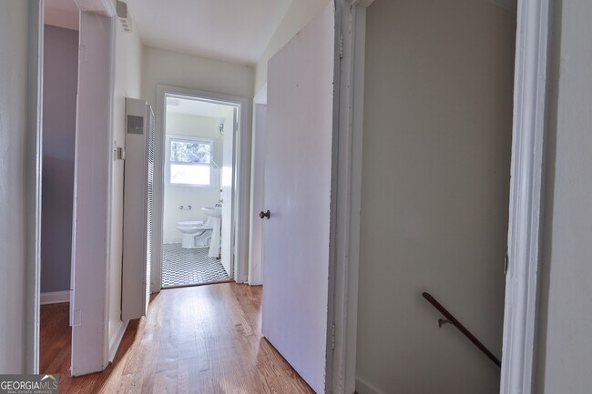 Building Photo - 487 Lakeshore Dr NE