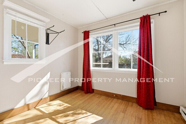 Building Photo - Beautiful Home with Fenced Yard and Washer/Dryer