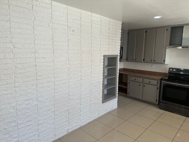 Building Photo - SE!!! Townhouse, Community Pool, Clubhouse...