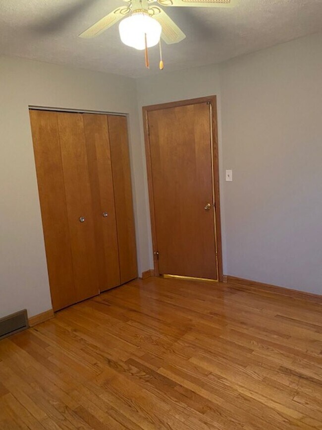 Building Photo - Ranch home with two car garage located on over 1/2 acre