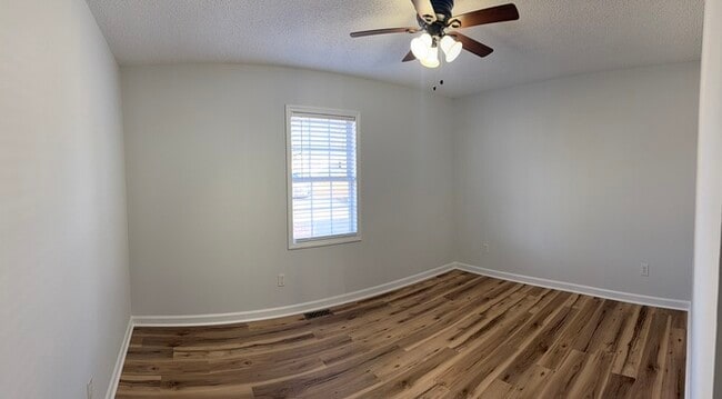 Building Photo - Neighborhood Home