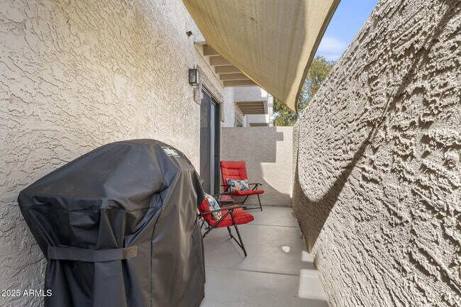 Building Photo - 3102 E Clarendon Ave