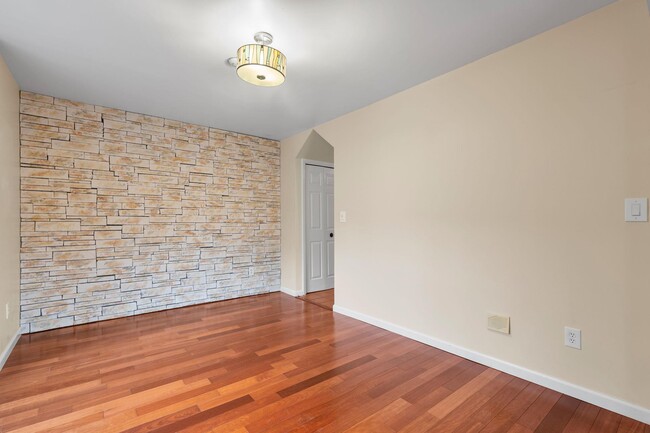 Building Photo - 13 Taconic St