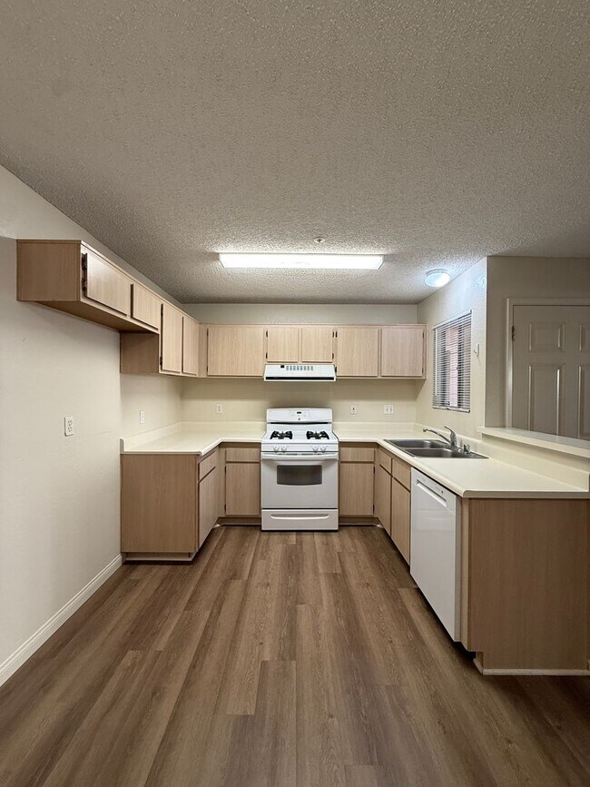 Building Photo - Downstairs Corner Condo in the Gated Commu...