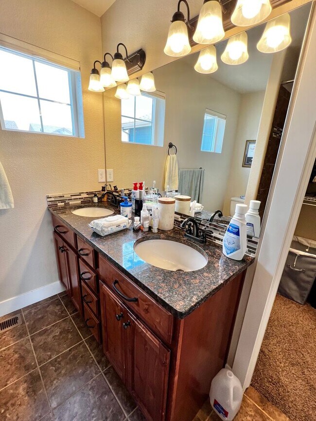 Building Photo - Beautiful 5 Bed House in North Fort Collins!