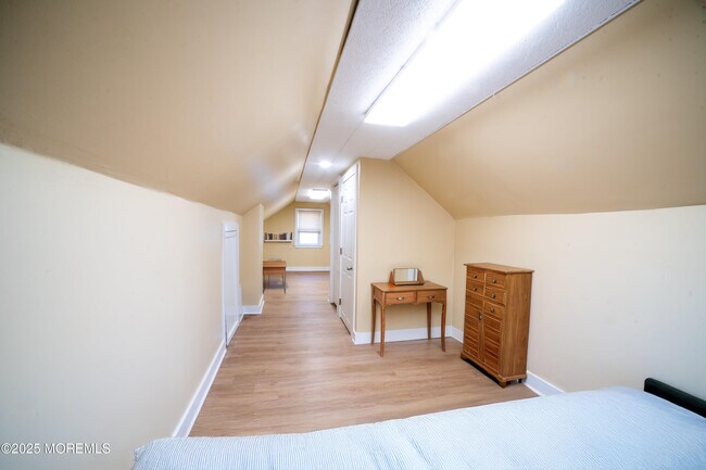 Building Photo - 341 David St