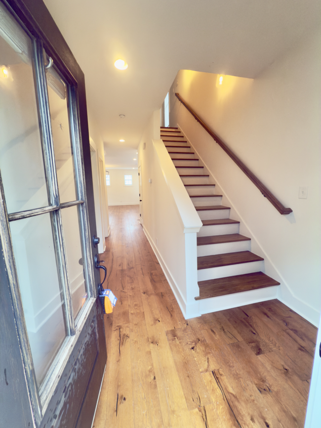 Building Photo - Beautiful 3 bed 3 bath WALKABLE to restaur...