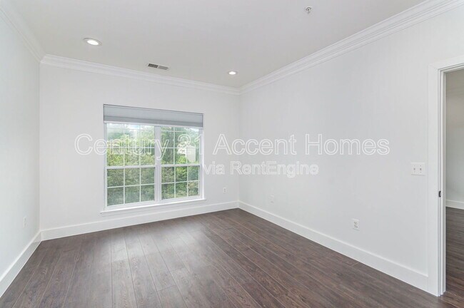 Building Photo - 4860 Eisenhower Ave