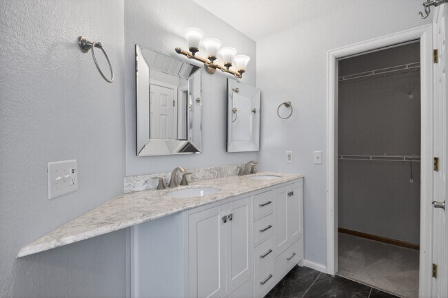 Building Photo - 5559 Wickerdale Ln