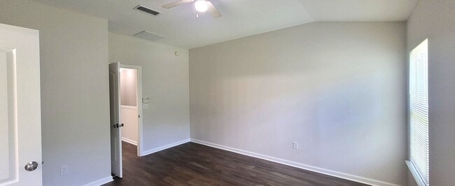 Building Photo - Spacious 2BR/2.5 Bathroom Northside Townho...