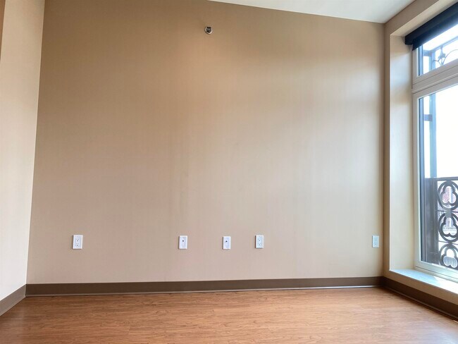 Building Photo - 83 Hanover St