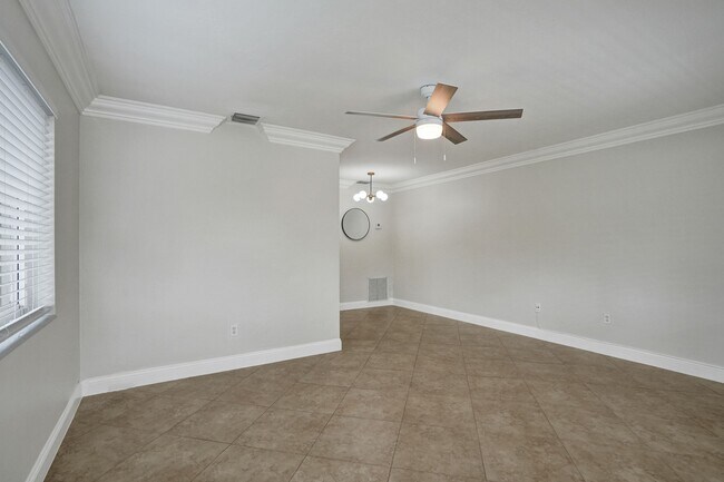 Building Photo - 917 NE 17th Ct