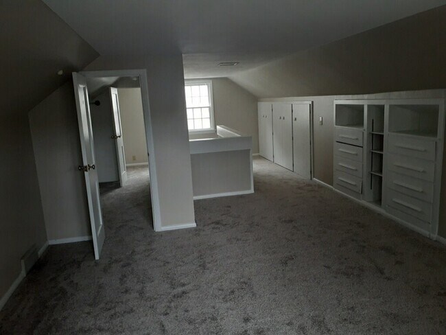 Building Photo - Freshly updated 3 Bed/1.5 Bath House- Robbinsdale- Available NOW!