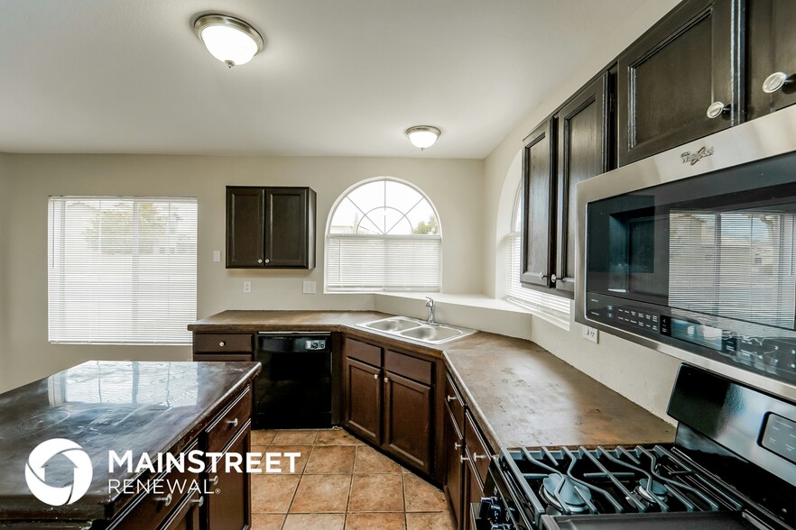 Building Photo - 6730 W Nueva Vista Dr